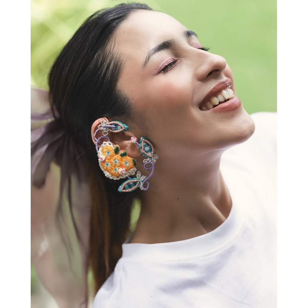 Juhi!! Handcrafted embroidered flor