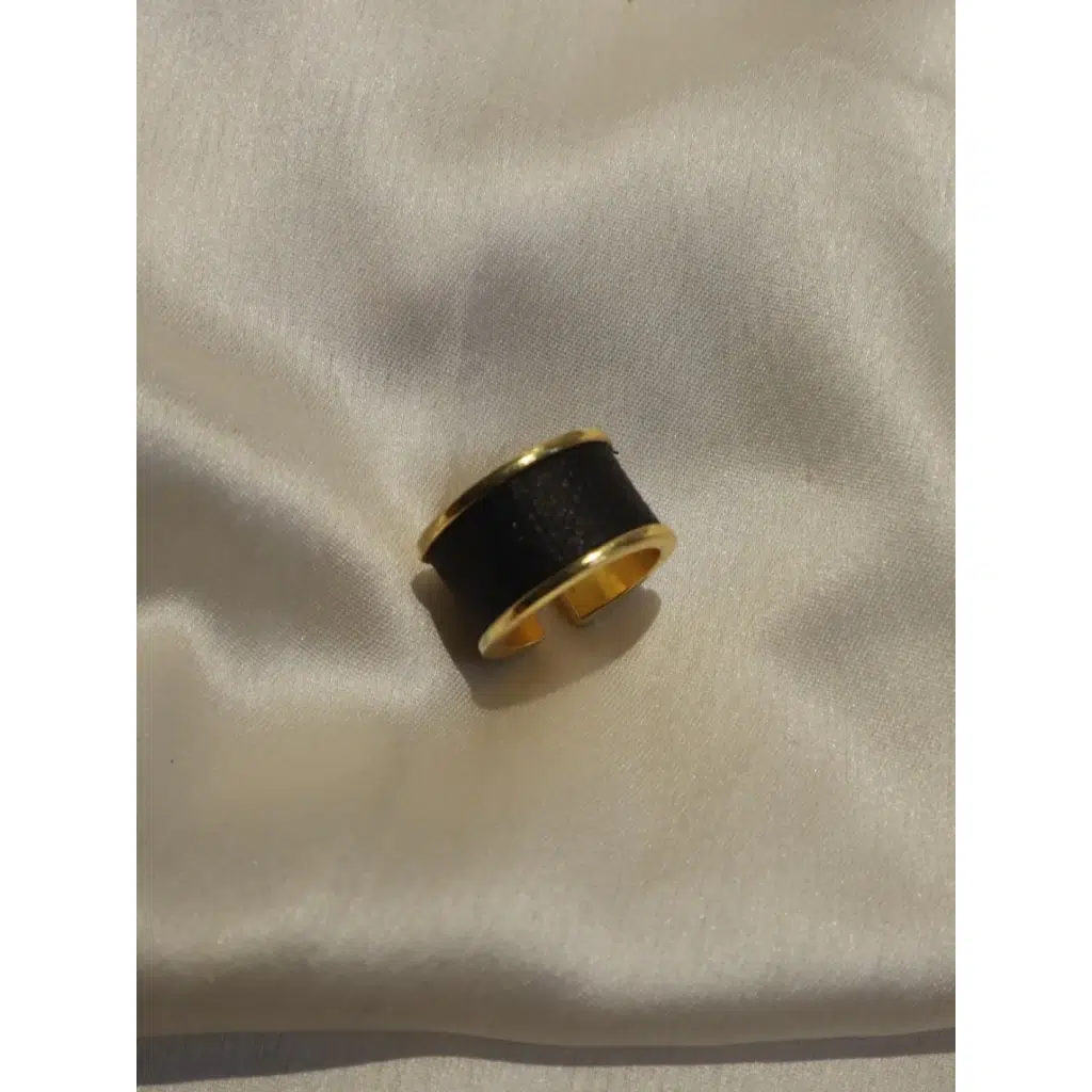 Plant Leather Black Ring in Gold to