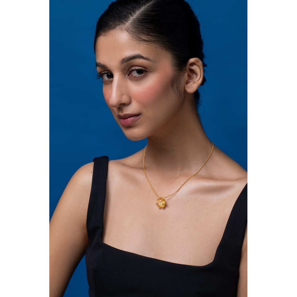 Pearly Golden Flower Pendant Neckla